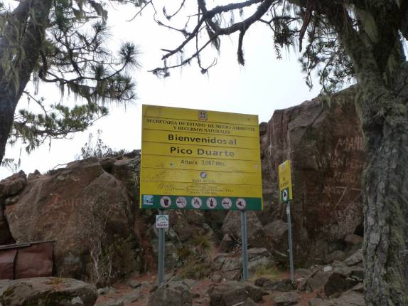 Placa marca o cume do Pico Duarte, na República Dominicana